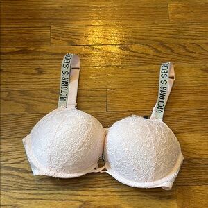 Victoria's Secret Lace Bra in Light Pink